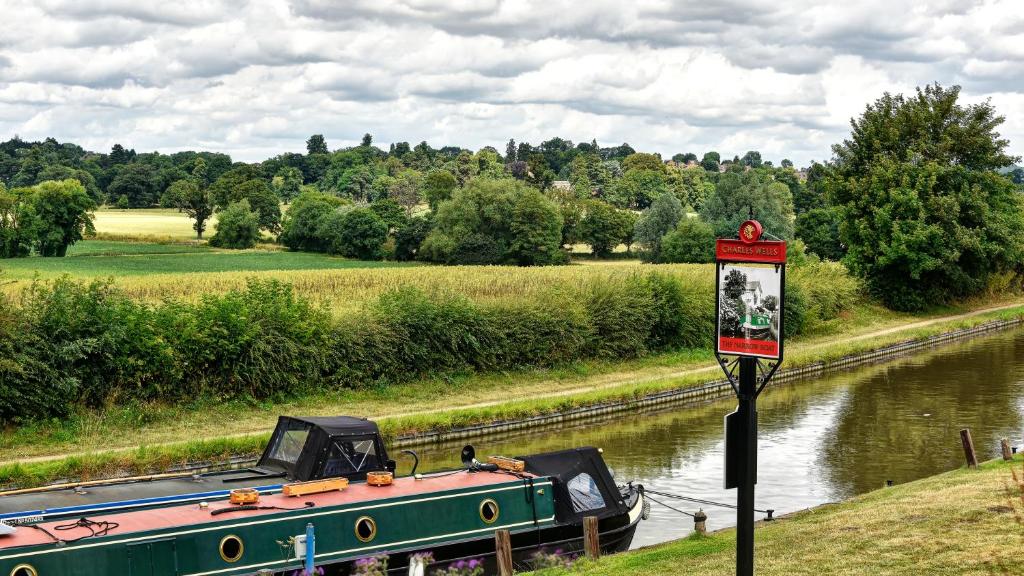 Narrowboat at Weedon in Weedon Bec, Northamptonshire, England