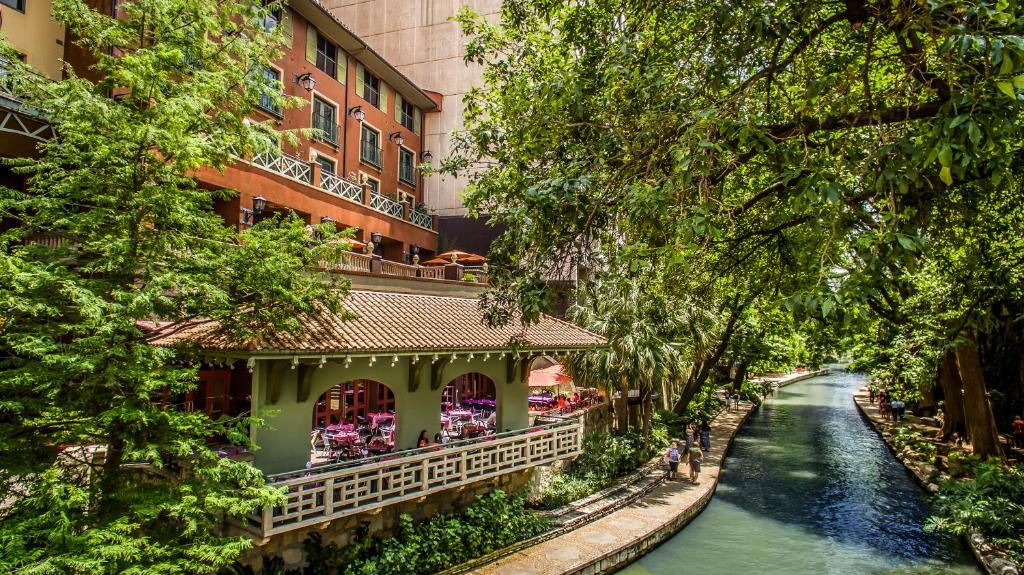 une rivière en face d'un bâtiment à côté d'un bâtiment dans l'établissement Hotel Valencia Riverwalk, à San Antonio