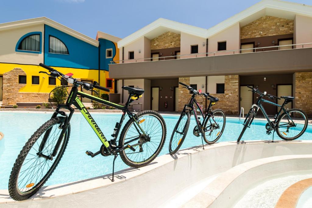 רכיבה על אופניים ב-Alexandra Golden Boutique Hotel-Adults Only או בסביבה