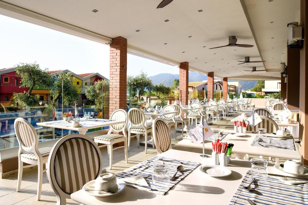 מסעדה או מקום אחר לאכול בו ב-Alexandra Golden Boutique Hotel-Adults Only