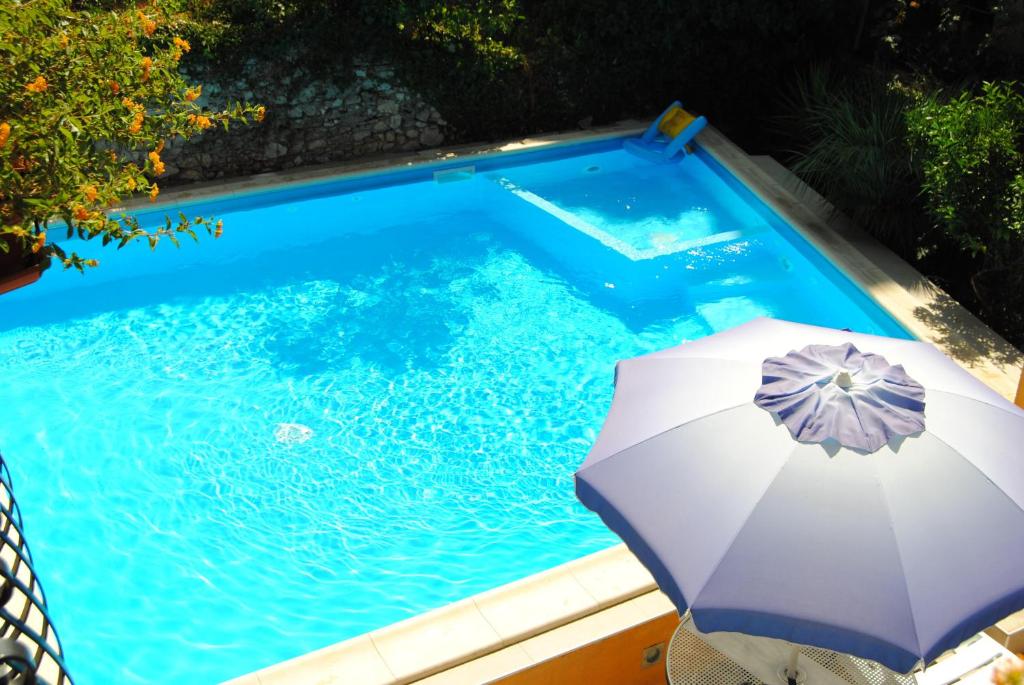 Bazén v ubytování Residence Villa Il Glicine nebo v jeho okolí