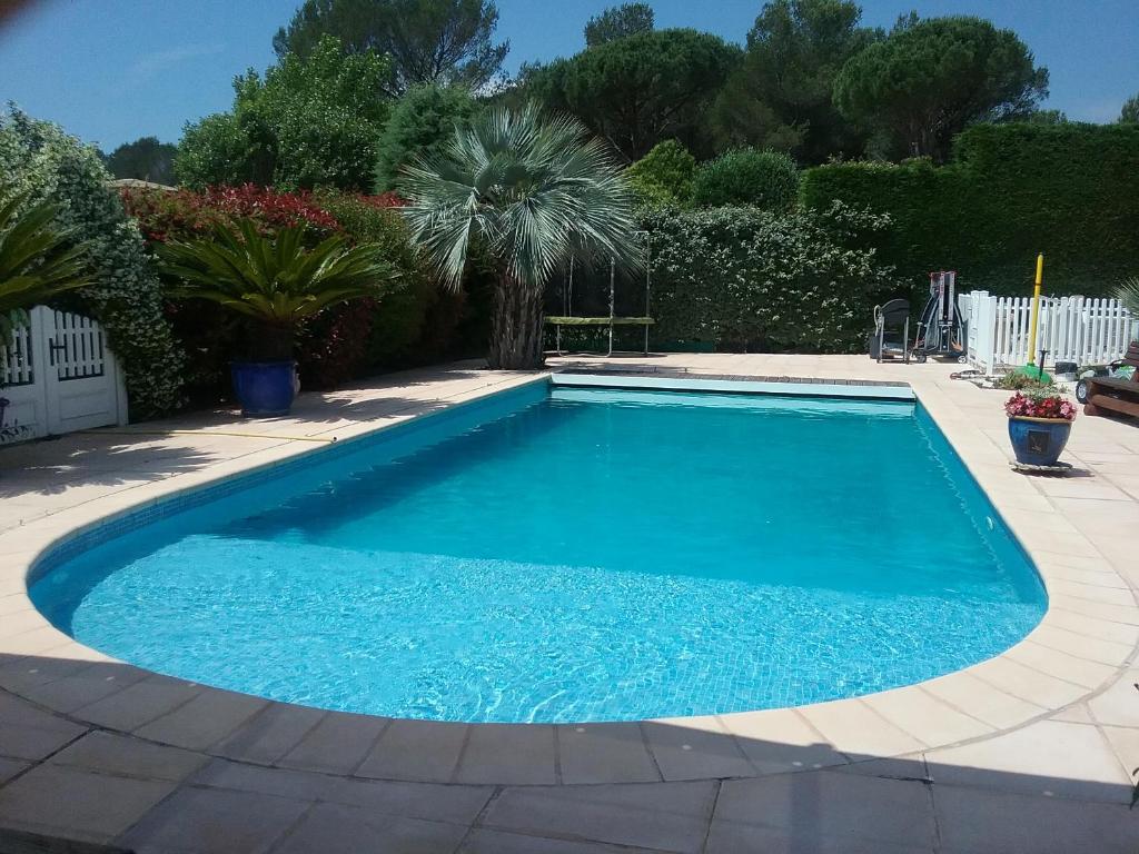 a large blue swimming pool in a yard at Mer Golf Esterel in Saint-Raphaël