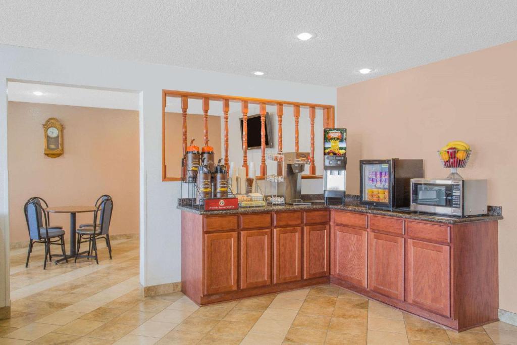 Kuchyň nebo kuchyňský kout v ubytování Super 8 by Wyndham Winnemucca NV