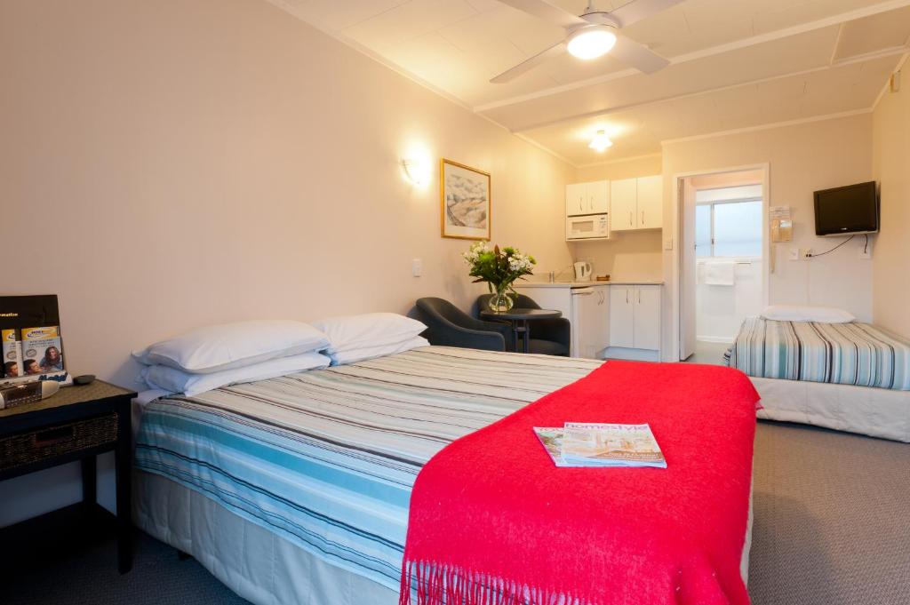 Postel nebo postele na pokoji v ubytování Outrigger Motel