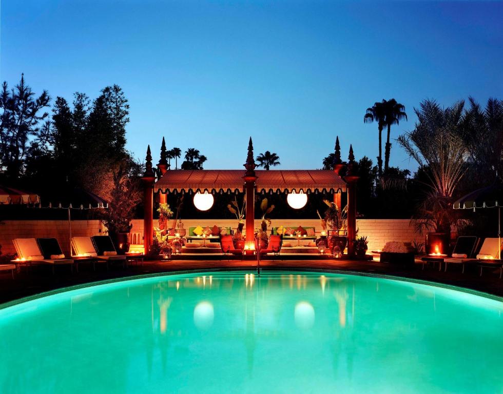 Bazén v ubytování Parker Palm Springs nebo v jeho okolí