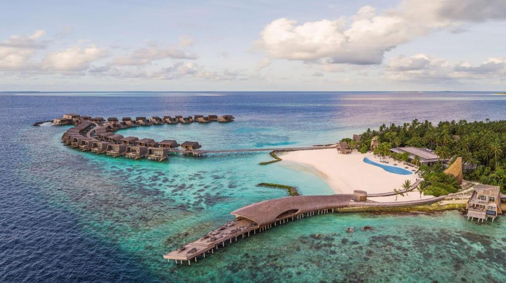 una vista aerea di un resort nell'oceano di The St. Regis Maldives Vommuli Resort a Dhaalu Atoll