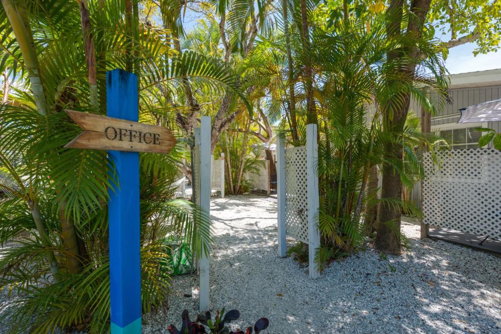 a street sign in front of some palm trees at Tarpon Tale Inn in Sanibel