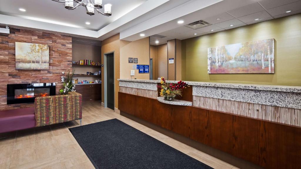 a lobby of a hospital with a waiting room at Best Western Plus Fergus Hotel in Fergus
