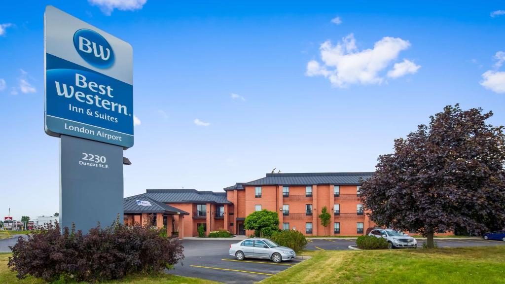 un panneau indiquant la meilleure auberge et les suites occidentales dans l'établissement Best Western London Airport Inn & Suites, à London