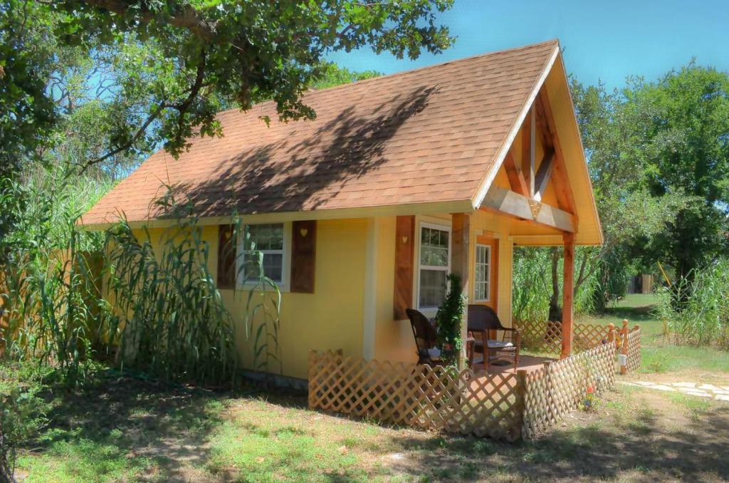 Rarumpelpunzeldornaschenwittchen - Rapunzel Two-Bedroom Cottage