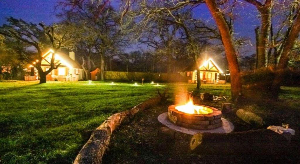 un focolare nel mezzo di un cortile di notte di Rarumpelpunzeldornaschenwittchen a Fredericksburg
