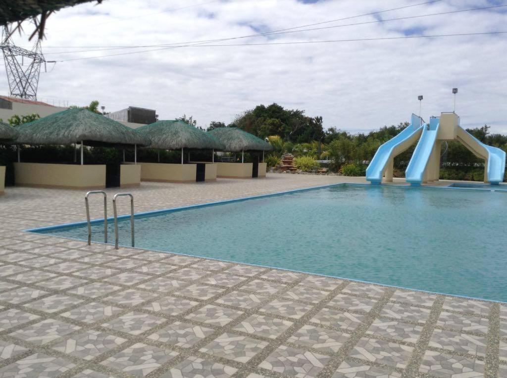Bazén v ubytování UKL Ever Resort Hotel nebo v jeho okolí