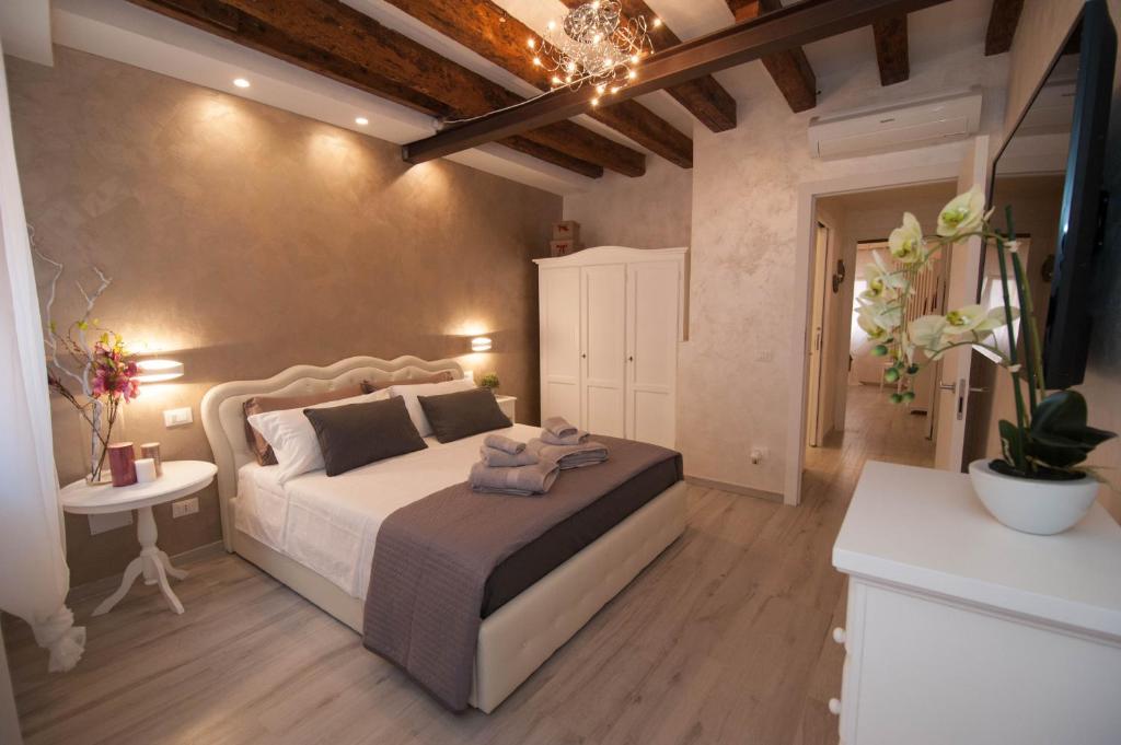 1 dormitorio con 1 cama grande y 1 mesa en Ca del Pape, en Venecia