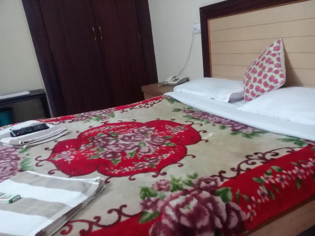 Postel nebo postele na pokoji v ubytování Hotel Preethi Palace