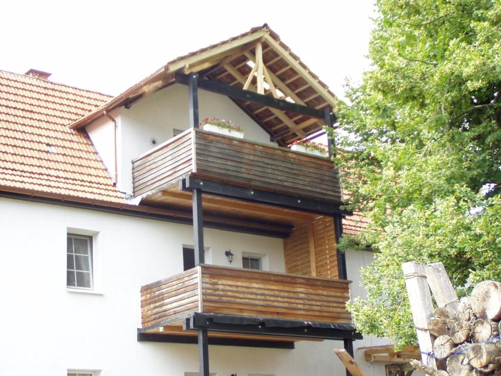 einen Balkon an der Seite eines Hauses in der Unterkunft Casa Carolina Rumänisches Restaurant & Pension in Stedtfeld