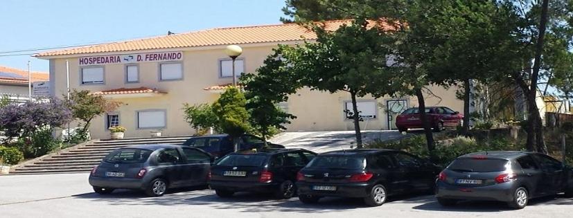 um grupo de carros estacionados em frente a um edifício em Hospedaria D. Fernando em Viseu