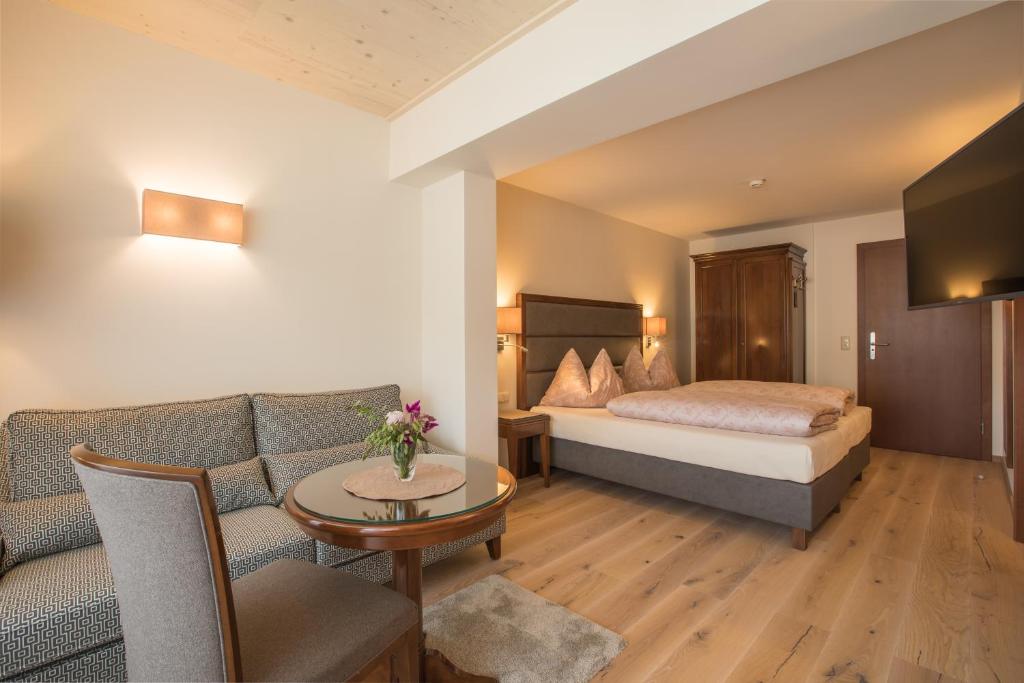 A bed or beds in a room at Hotel Niederreiter