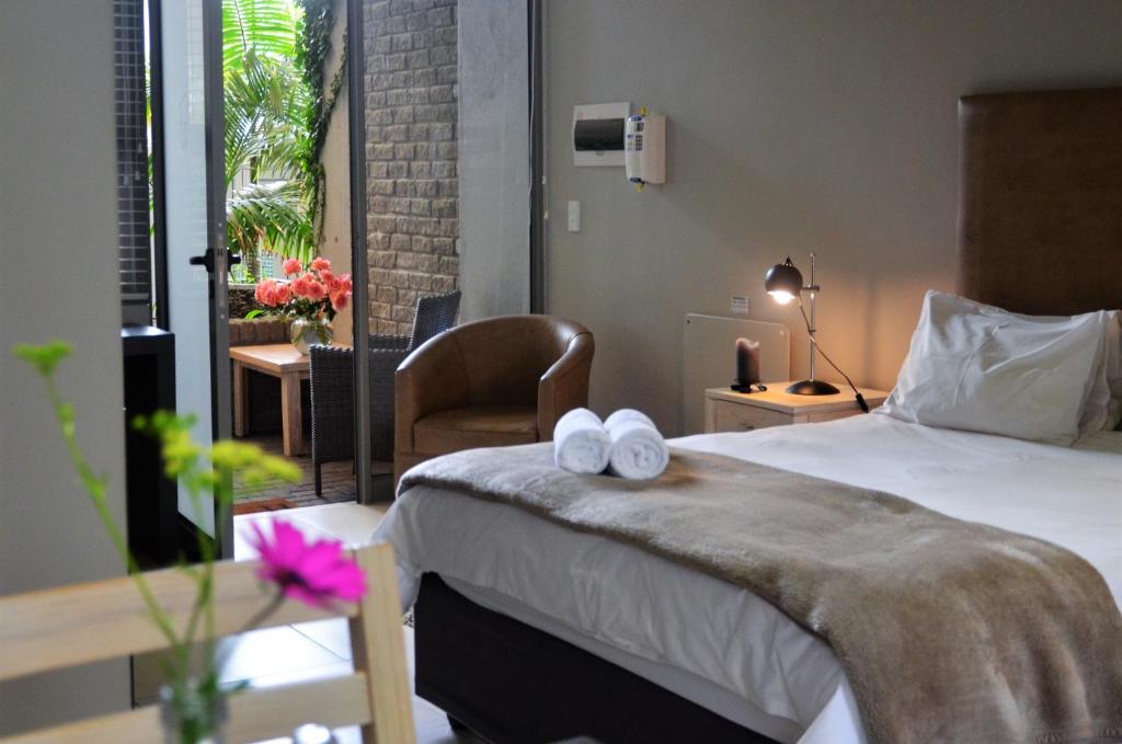 Una habitación de hotel con una cama con toallas. en Be-Still Accommodation, en Swakopmund