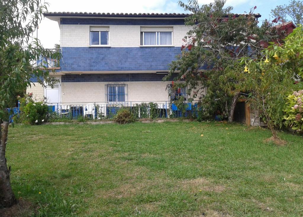 a house with a fence in front of a yard at Casa Flori in Celorio