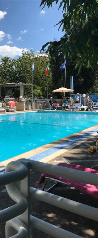 Bazén v ubytování Mondial Park Hotel nebo v jeho okolí