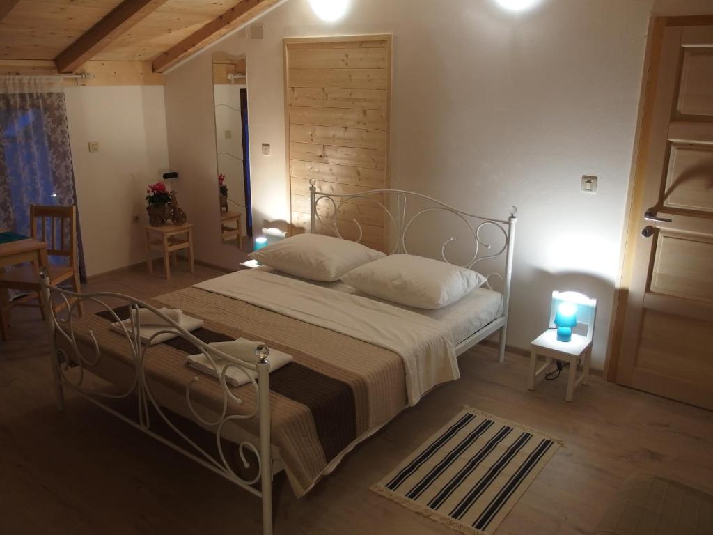 Novaki MotovunskiにあるGuesthouse Casetta Verdeのベッドルーム1室(金属製フレームのベッド1台付)