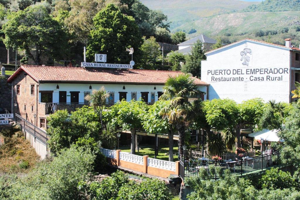 Aldeanueva de la VeraにあるCasa Rural Puerto Del Emperadorの通訳資金を読む看板のある建物