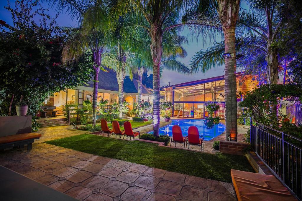 La alberca dentro o cerca de Sunrock Guesthouse