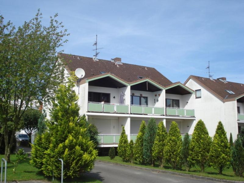 un edificio blanco con un balcón en el lateral. en Ferienwohnung Möwennest en Timmendorfer Strand