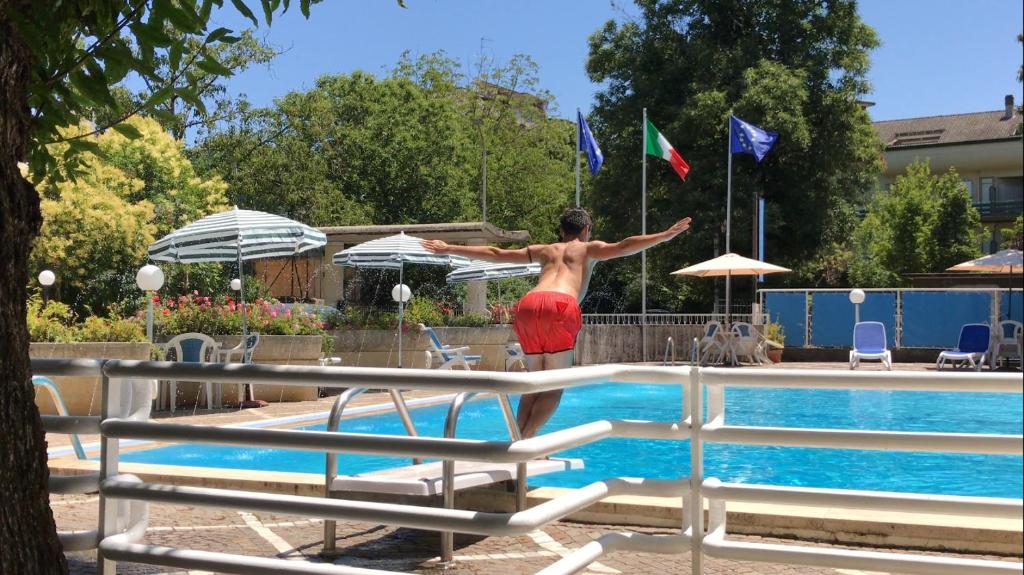 Bazén v ubytování Mondial Park Hotel nebo v jeho okolí