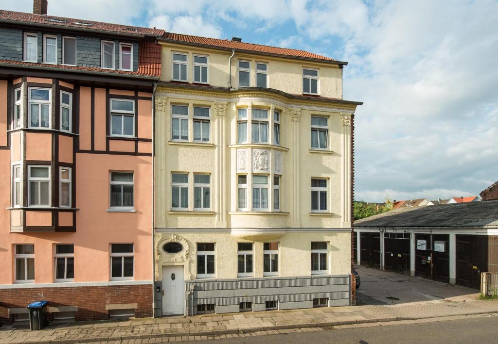 an apartment building in the middle of a street at Ferienwohnung Moderne Mitte in Eisenach