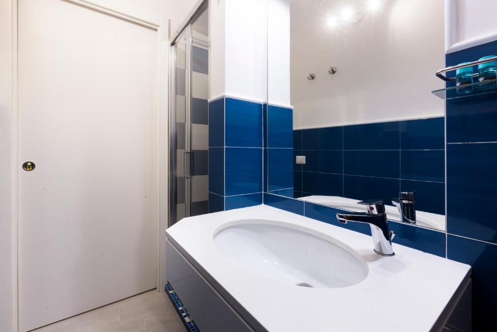 Holiday Sorrento Center - 8