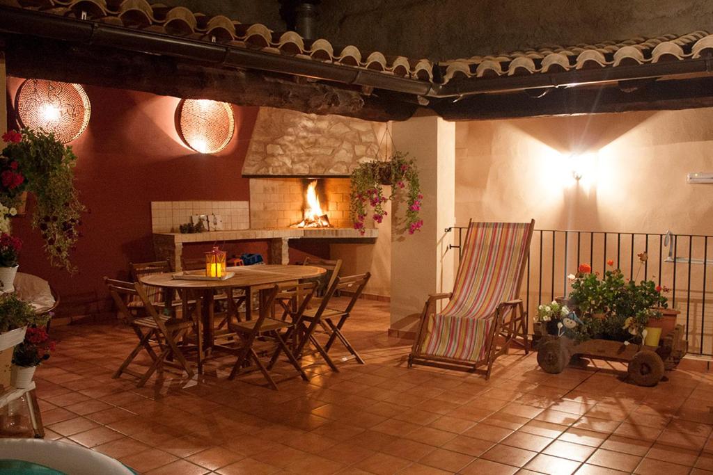 uma cozinha com mesa e cadeiras num quarto em Casa Rural Majico em Puebla de San Miguel