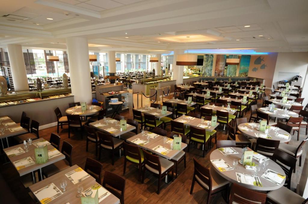 eine Draufsicht auf ein Restaurant mit Tischen und Stühlen in der Unterkunft U Magic Palace in Eilat