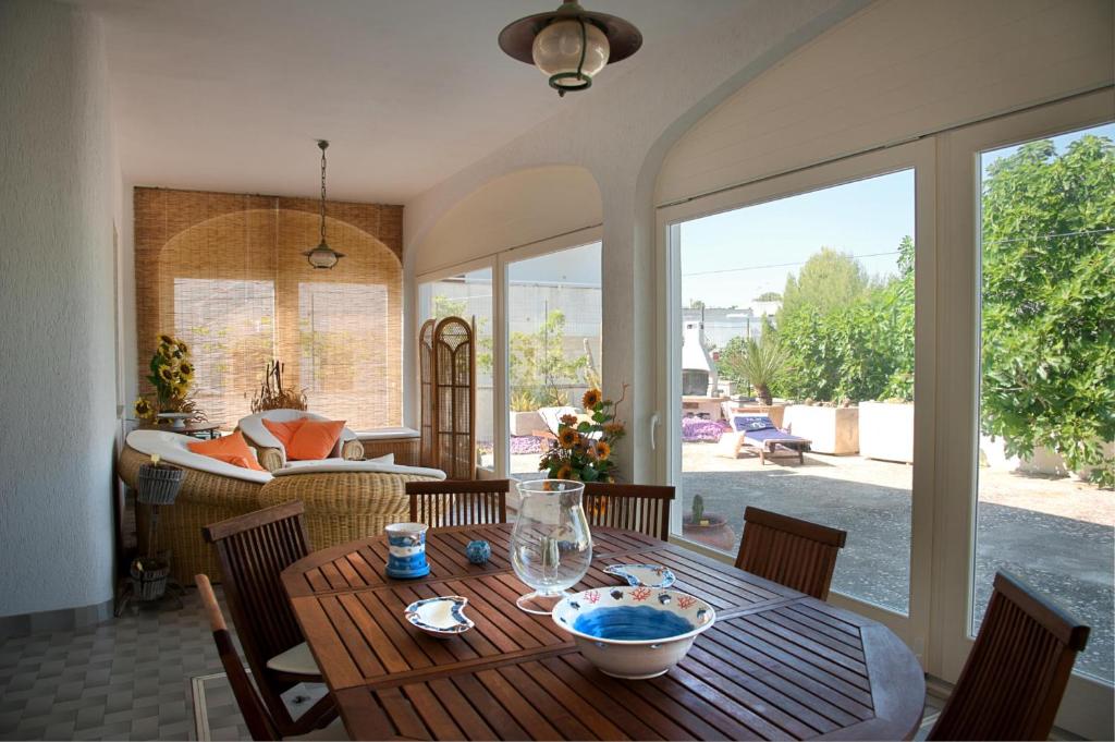 d'un salon et d'une salle à manger avec une table et des chaises. dans l'établissement B&B Villa Ines, à Leuca