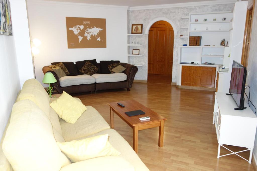 sala de estar con sofá y mesa en Turistic Home Velázquez, en Málaga