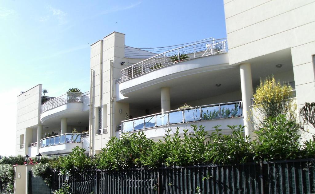 un edificio de apartamentos con balcones en un lateral en B&B Stazione Latina en Sermoneta