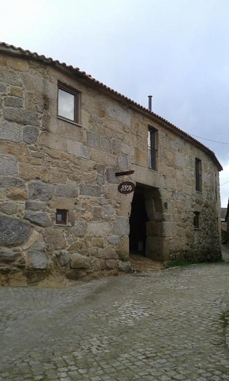 an old stone building with a large doorway at Casa do Arco - Casa de Campo in Mezio
