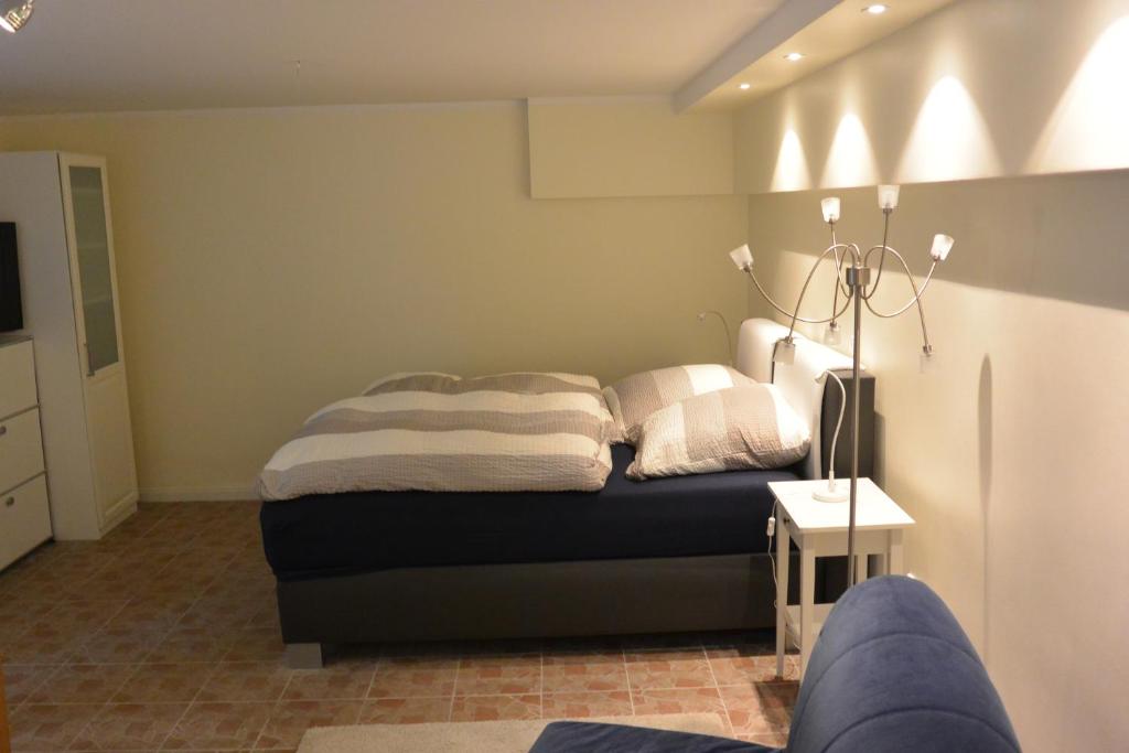 ein Schlafzimmer mit einem Bett mit zwei Kissen darauf in der Unterkunft Ferienwohnung am Meer in Scharbeutz