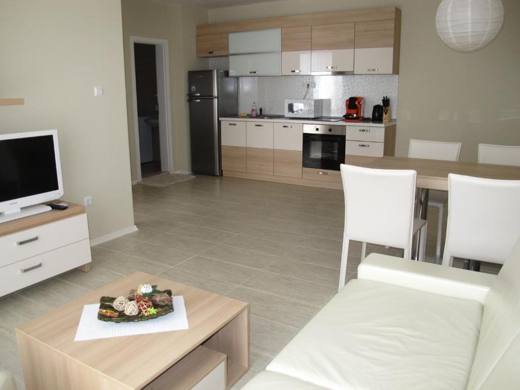 Kuchyň nebo kuchyňský kout v ubytování Nedev's Apartments in Kavatsi Area