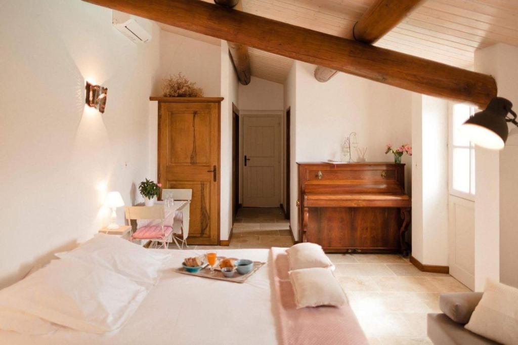 salon z łóżkiem i pianinem w obiekcie Provence Dodo w mieście Villeneuve