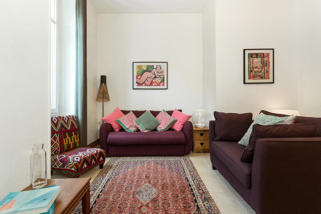 a living room with two purple couches and a rug at Apartment Majestic 1 in Chamonix-Mont-Blanc