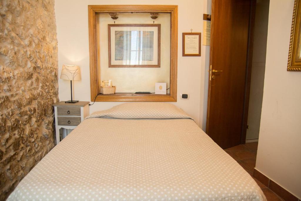 Postel nebo postele na pokoji v ubytování Locanda dell'Arcangelo
