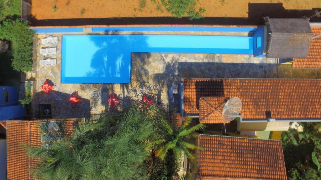 an overhead view of a house with a swimming pool at Pousada Rosa dos Ventos in Delfinópolis