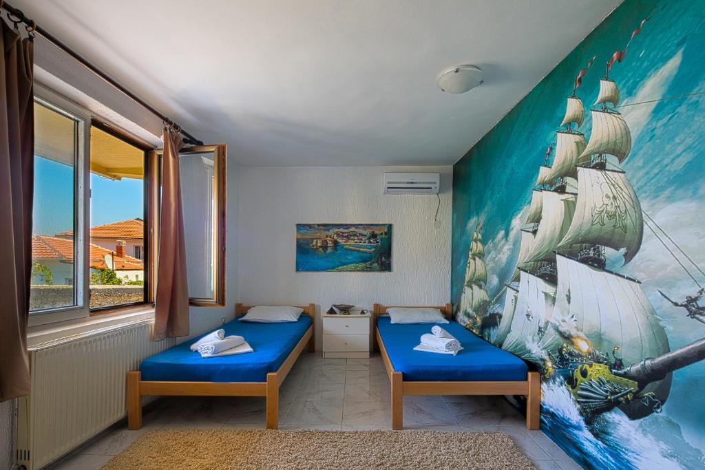 Voodi või voodid majutusasutuse Pirate Backpackers toas