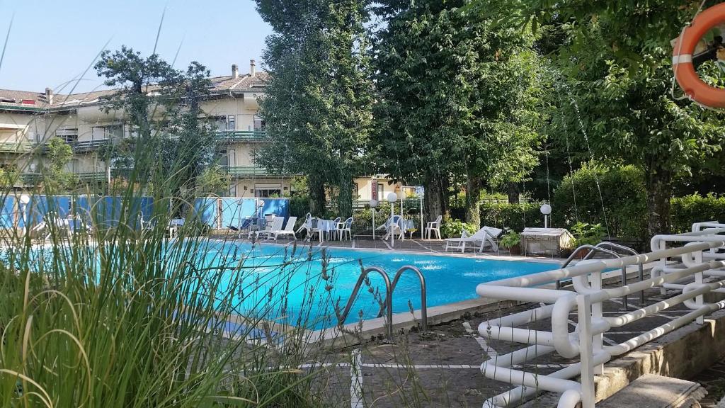 Bazén v ubytování Mondial Park Hotel nebo v jeho okolí