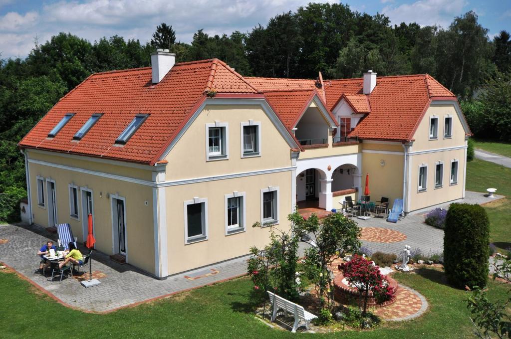 una vista aérea de una casa con techo rojo en Arkadenhof Flasch, en Wörterberg