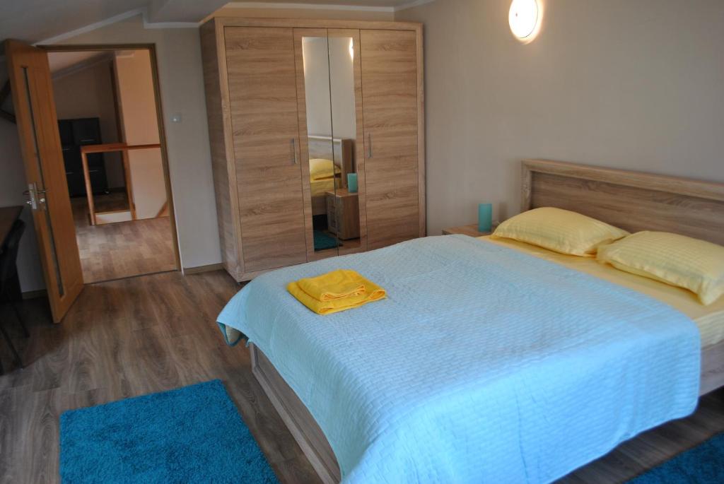ビストリツァにあるApartament Betaのベッドルーム1室(大型ベッド1台、黄色いタオル付)
