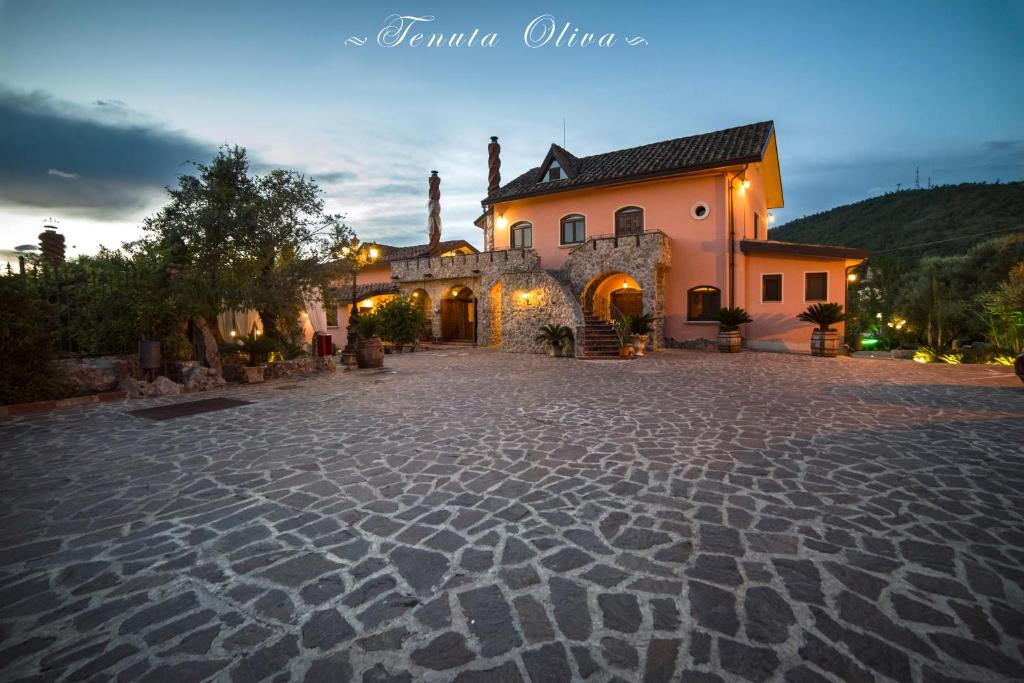 ein Haus mit einer steinernen Einfahrt davor in der Unterkunft Tenuta Oliva in Fisciano