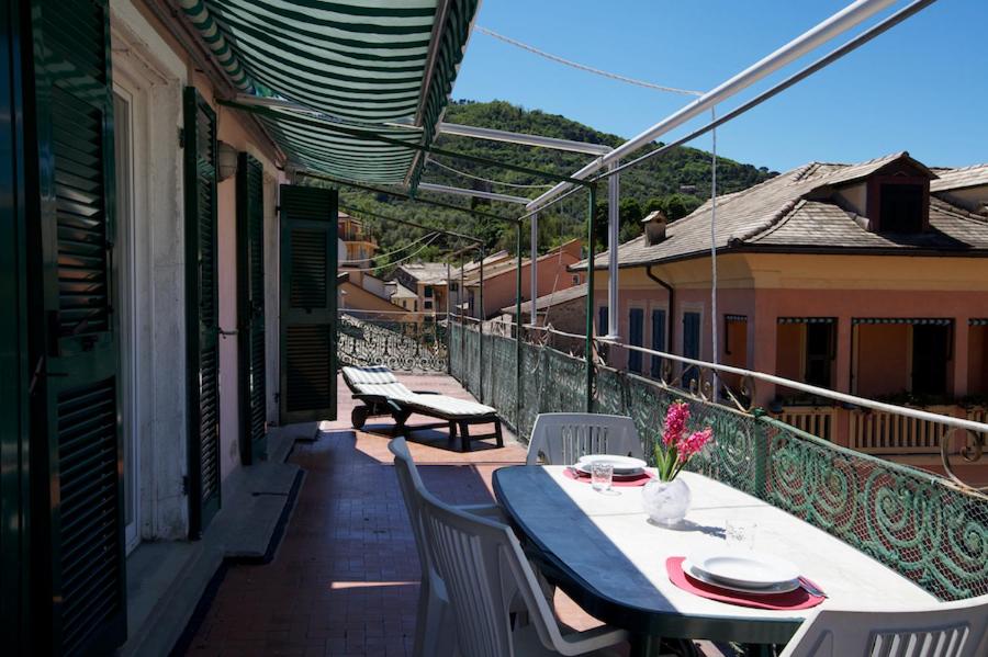 un patio con tavolo e sedie sul balcone. di Terrazza Martini a Levanto