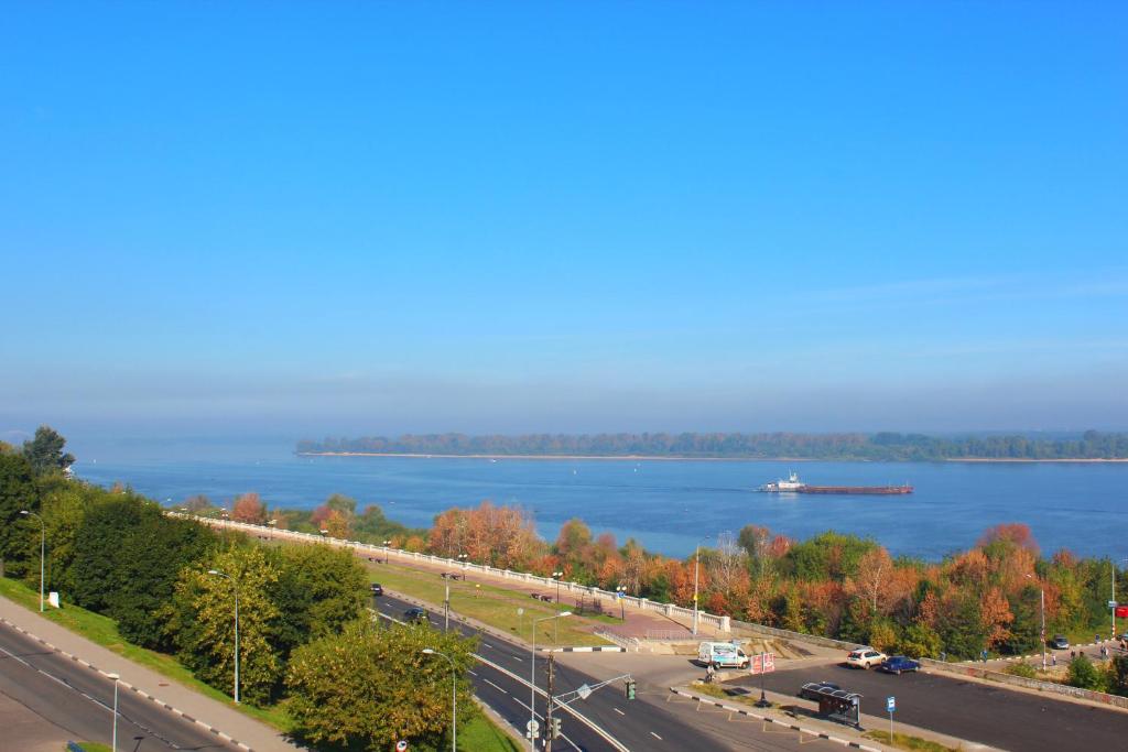 a highway next to a river with a boat in the water at Alexandrovsky Garden in Nizhny Novgorod
